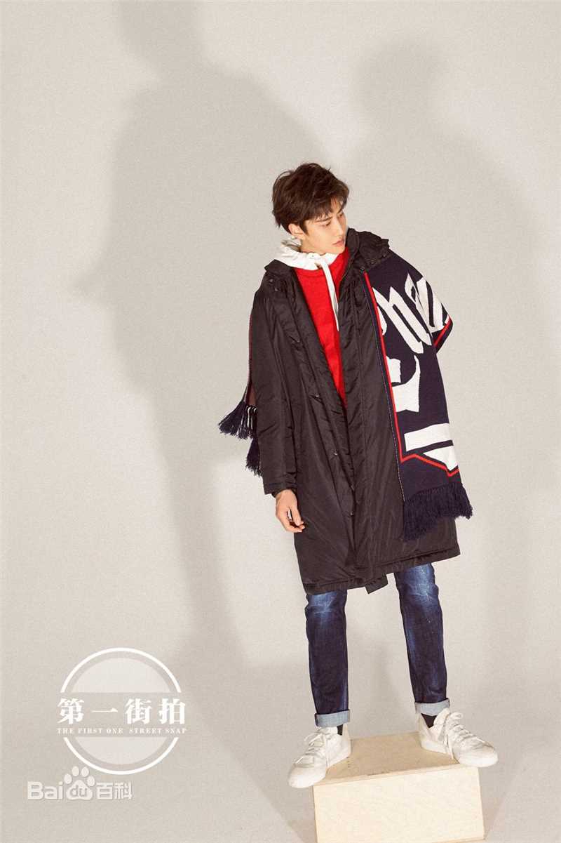 披拉·尼迪裴善官(   /Pirat Nitipaisalkul)Mike街拍图册前后照片