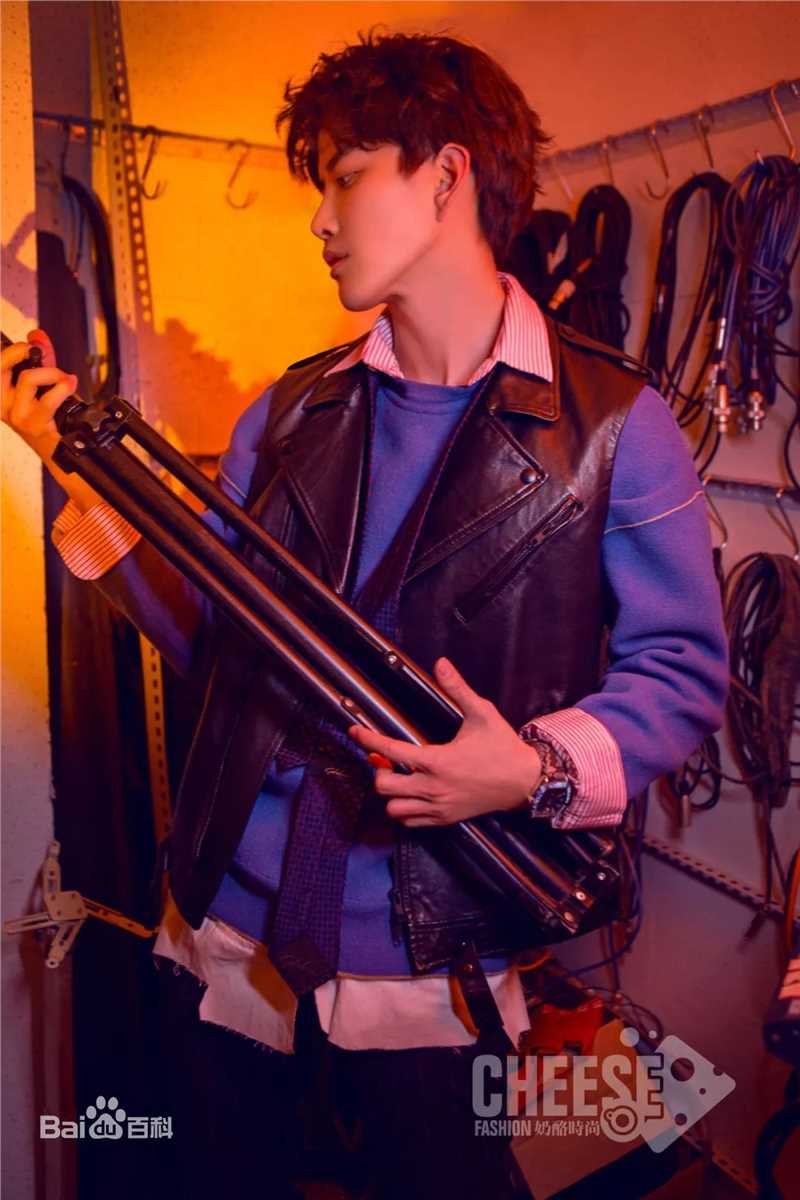 披拉·尼迪裴善官(   /Pirat Nitipaisalkul)Mike街拍图册前后照片