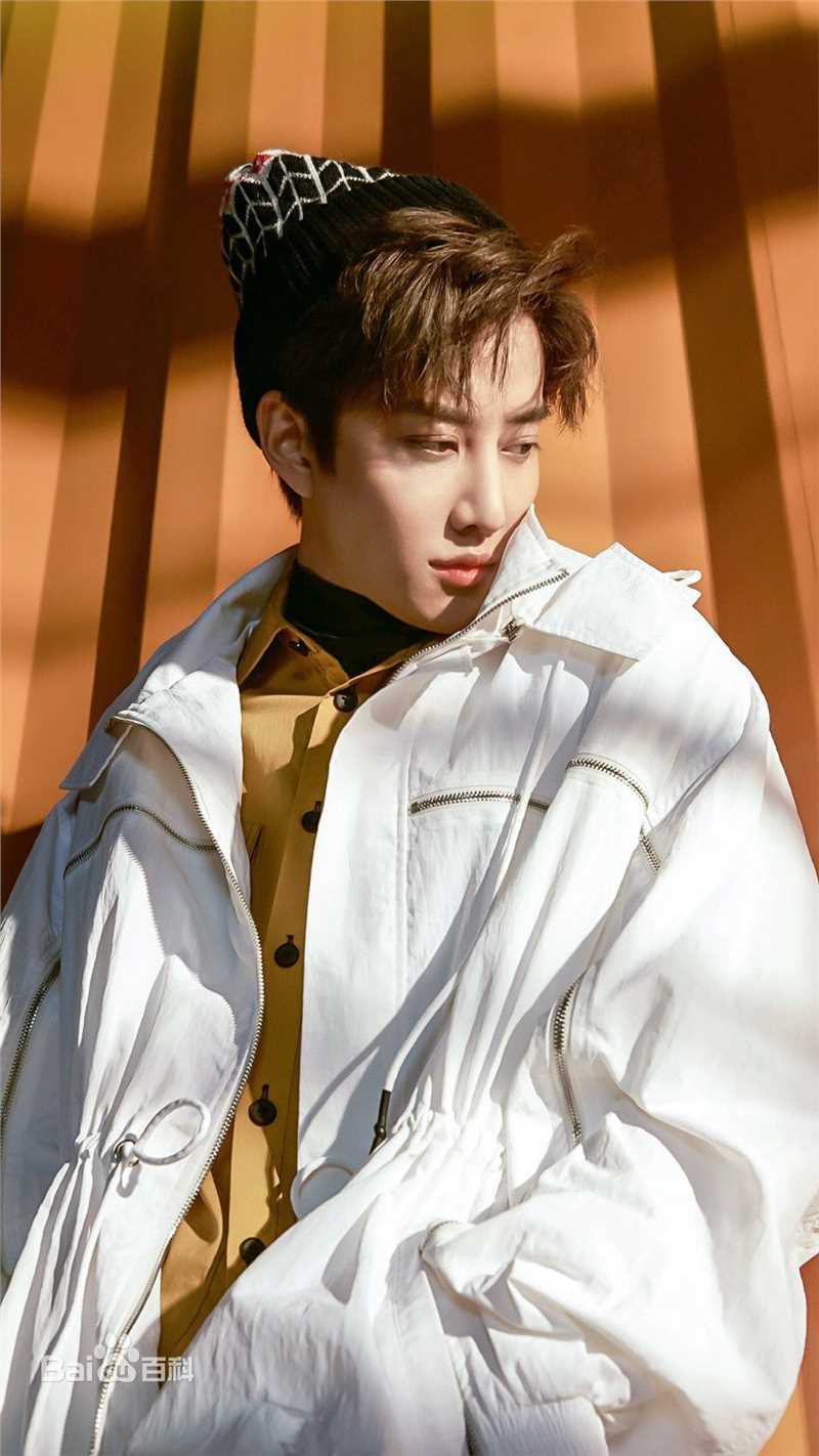 披拉·尼迪裴善官(   /Pirat Nitipaisalkul)Mike街拍图册前后照片