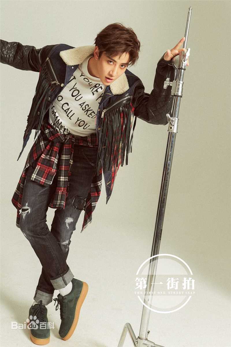 披拉·尼迪裴善官(   /Pirat Nitipaisalkul)Mike街拍图册前后照片