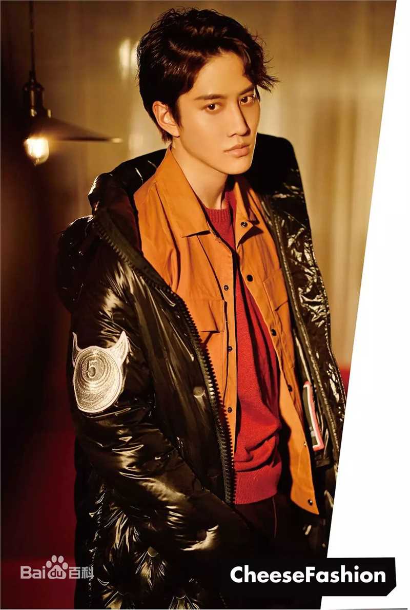 披拉·尼迪裴善官(   /Pirat Nitipaisalkul)Mike街拍图册前后照片