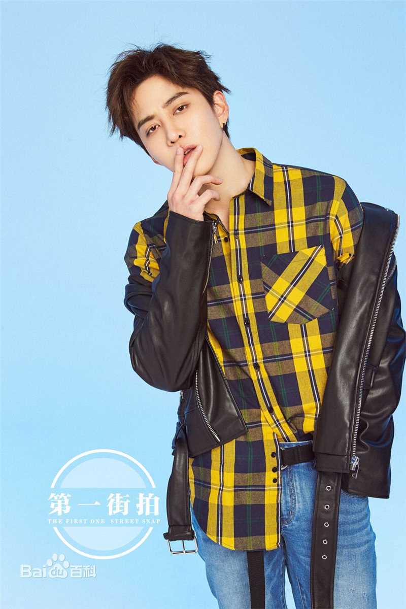 披拉·尼迪裴善官(   /Pirat Nitipaisalkul)Mike街拍图册前后照片