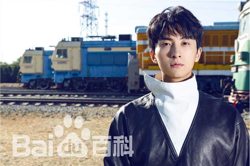 牛骏峰最新黑白皮衣壁纸