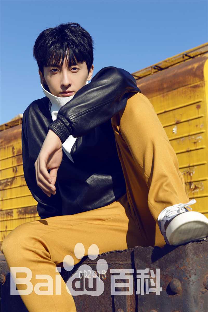 牛骏峰最新黑白皮衣壁纸