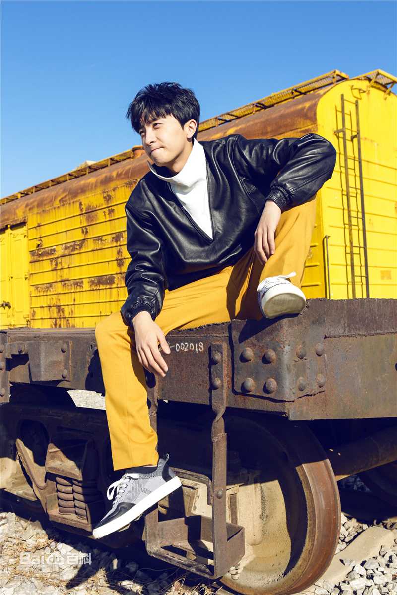 牛骏峰最新黑白皮衣壁纸