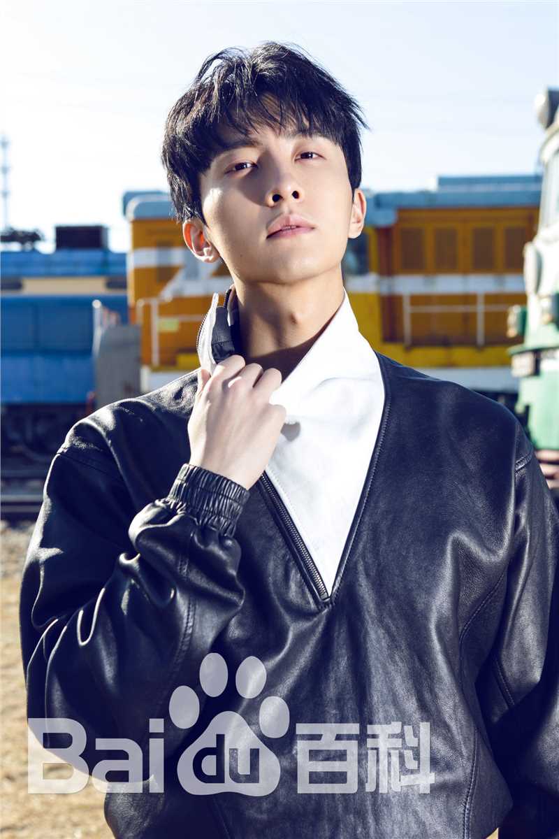 牛骏峰最新黑白皮衣壁纸