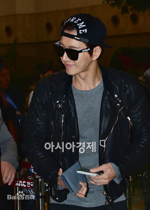 朴海镇(/Park Hae Jin/パクヘジソ)机场街拍性感图片图集