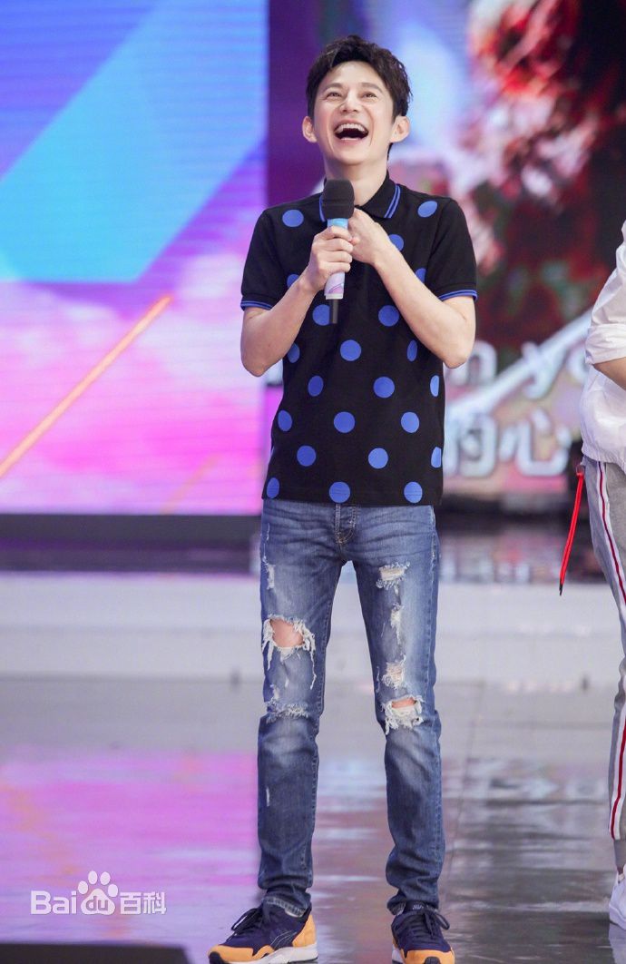 最新何炅(He Jiong)在主持《快乐大本营》中的壁纸