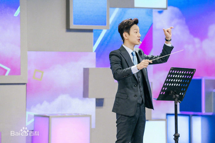 最新何炅(He Jiong)在主持《快乐大本营》中的壁纸