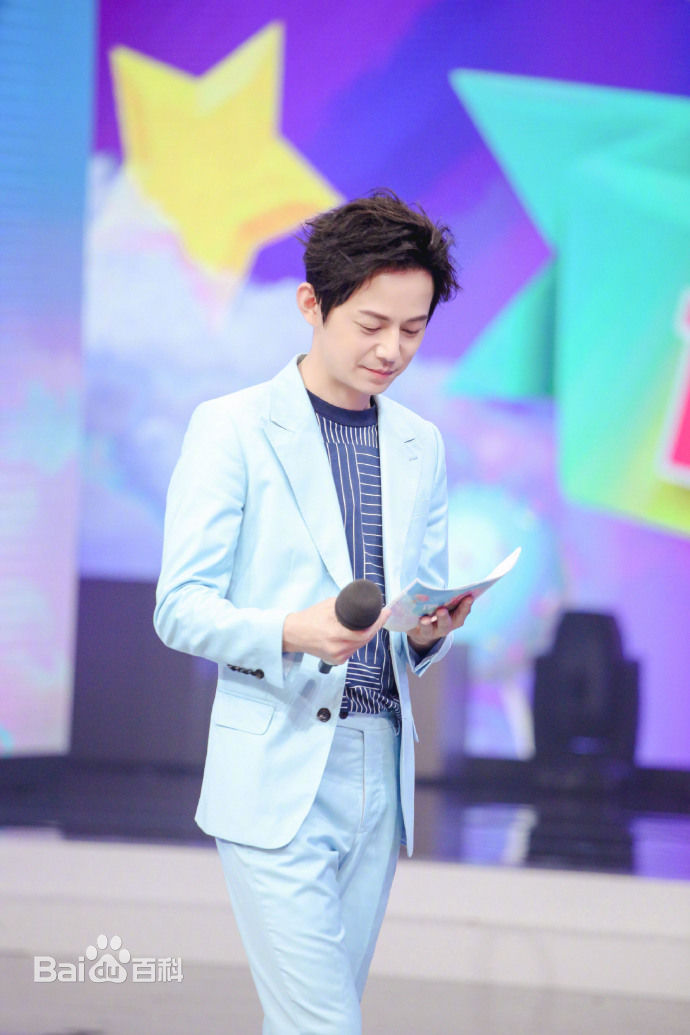 最新何炅(He Jiong)在主持《快乐大本营》中的壁纸