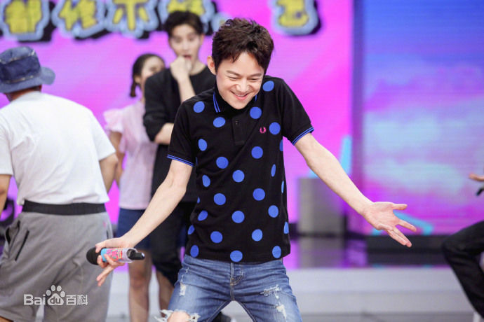 最新何炅(He Jiong)在主持《快乐大本营》中的壁纸