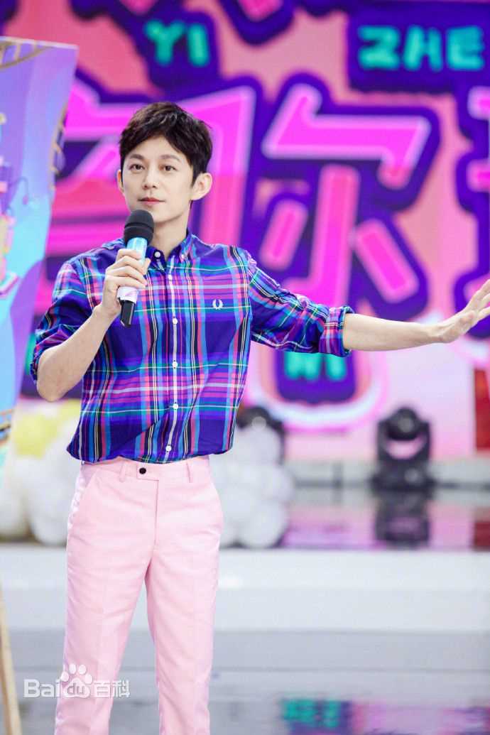 最新何炅(He Jiong)在主持《快乐大本营》中的壁纸