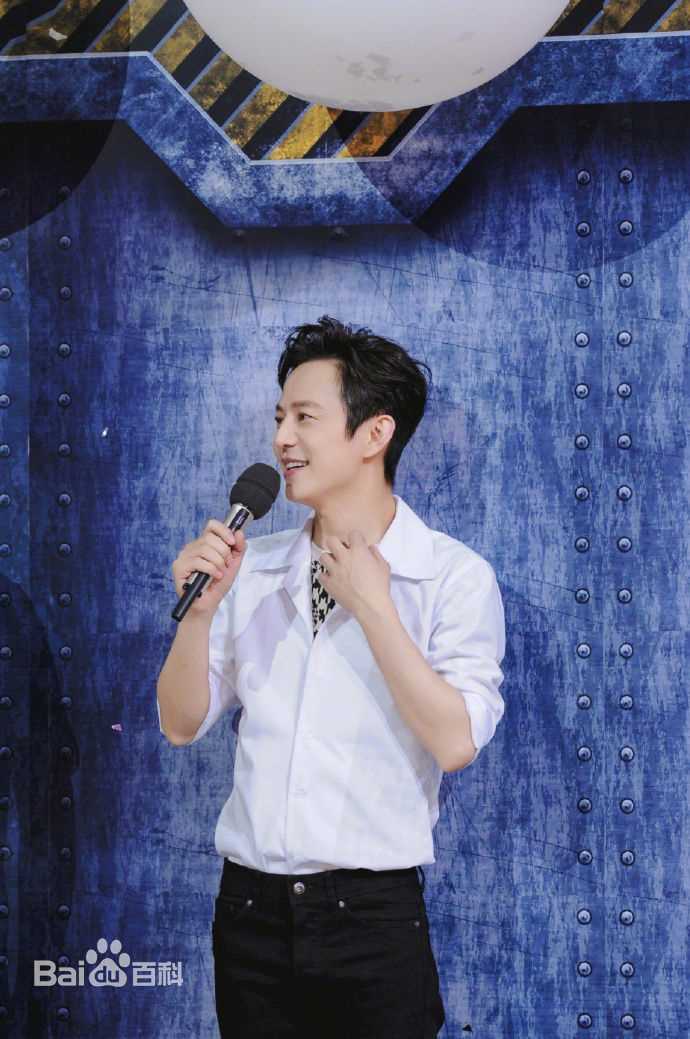 最新何炅(He Jiong)在主持《快乐大本营》中的壁纸