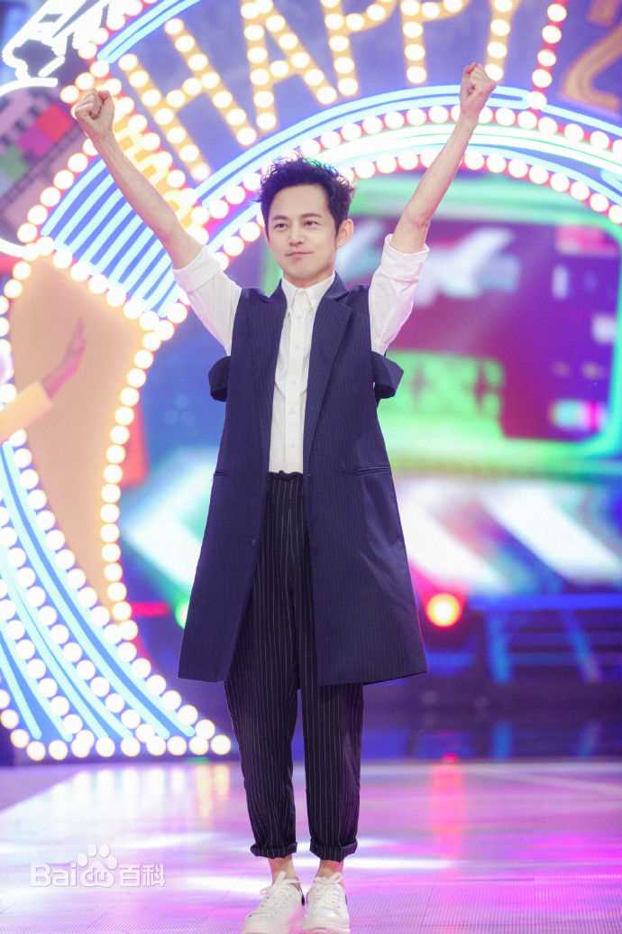 最新何炅(He Jiong)在主持《快乐大本营》中的壁纸