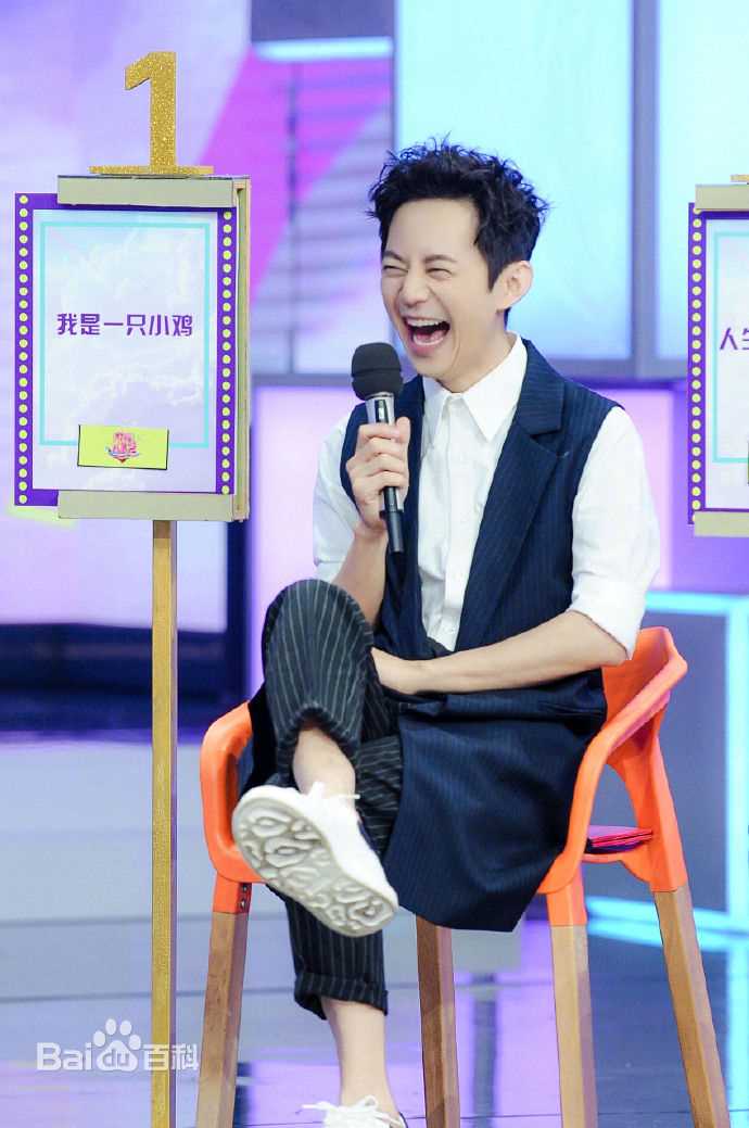 最新何炅(He Jiong)在主持《快乐大本营》中的壁纸