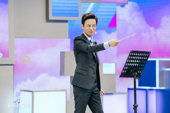 最新何炅(He Jiong)在主持《快乐大本营》中的壁纸