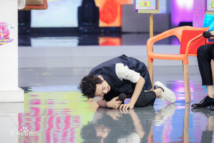 最新何炅(He Jiong)在主持《快乐大本营》中的壁纸