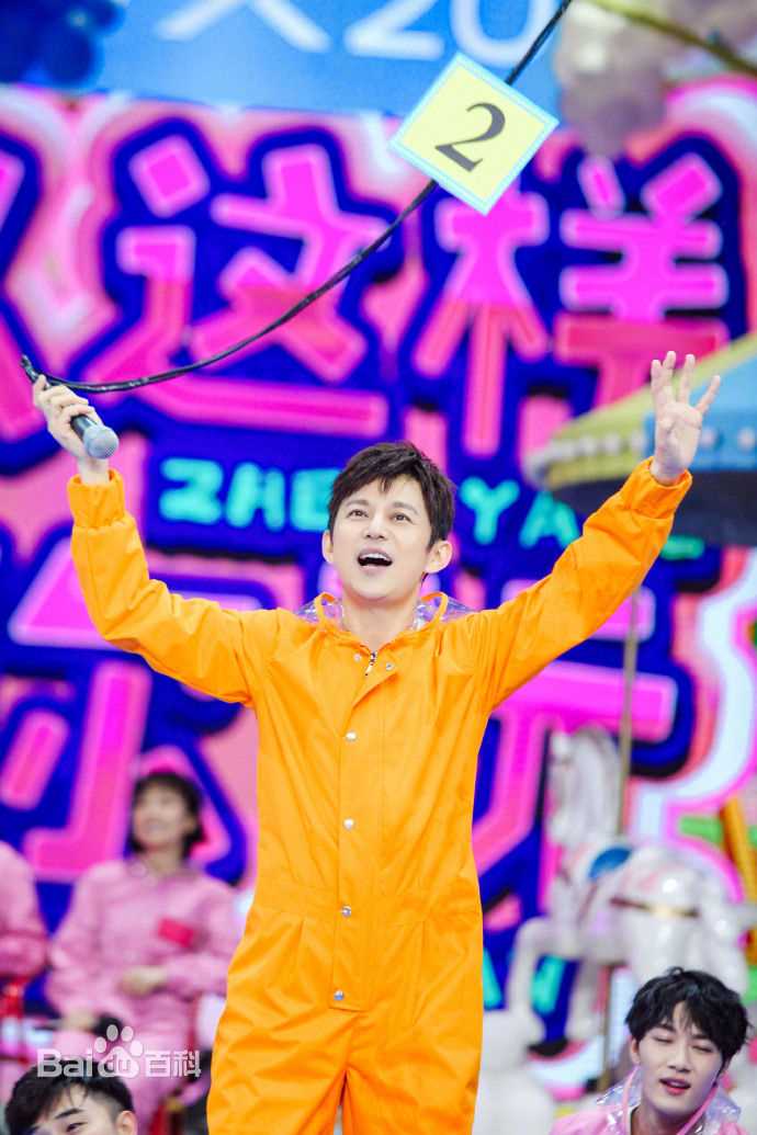 最新何炅(He Jiong)在主持《快乐大本营》中的壁纸