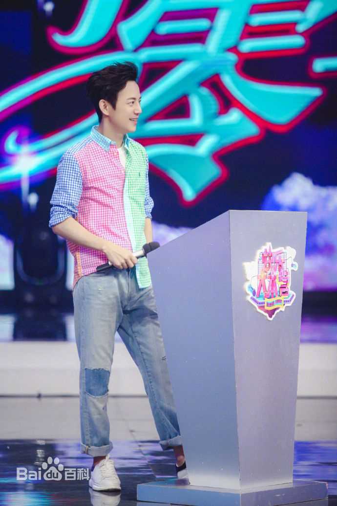 最新何炅(He Jiong)在主持《快乐大本营》中的壁纸