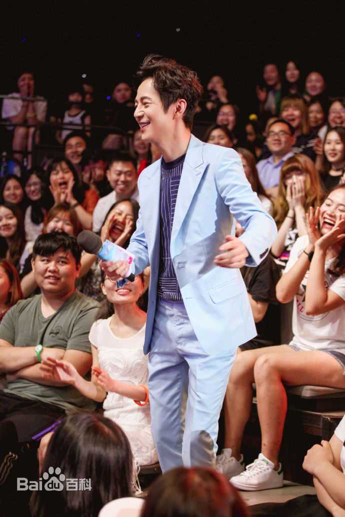 最新何炅(He Jiong)在主持《快乐大本营》中的壁纸