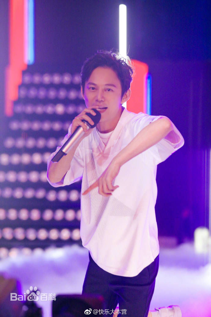 最新何炅(He Jiong)在主持《快乐大本营》中的壁纸