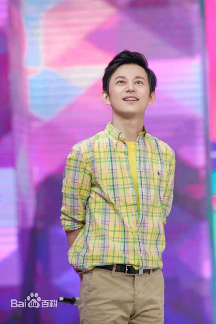 最新何炅(He Jiong)在主持《快乐大本营》中的壁纸