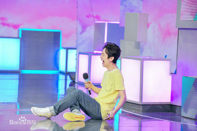 最新何炅(He Jiong)在主持《快乐大本营》中的壁纸