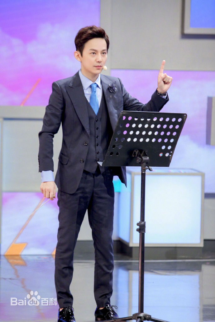 最新何炅(He Jiong)在主持《快乐大本营》中的壁纸