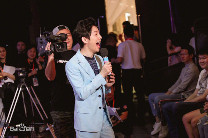 最新何炅(He Jiong)在主持《快乐大本营》中的壁纸