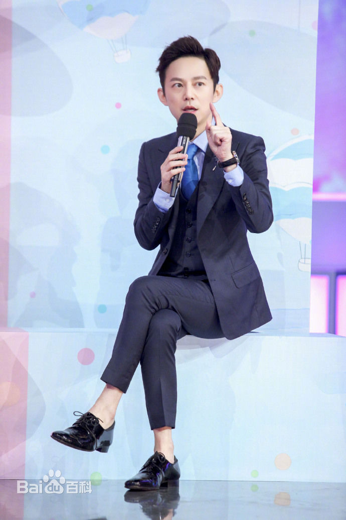 最新何炅(He Jiong)在主持《快乐大本营》中的壁纸