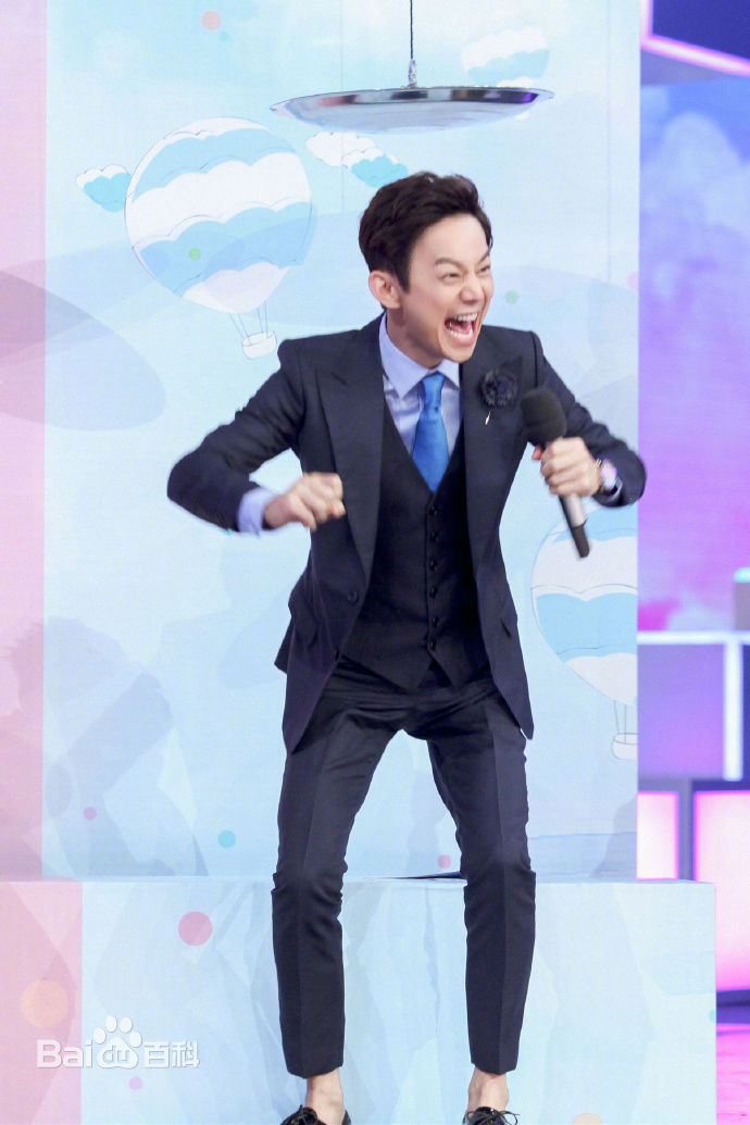 最新何炅(He Jiong)在主持《快乐大本营》中的壁纸