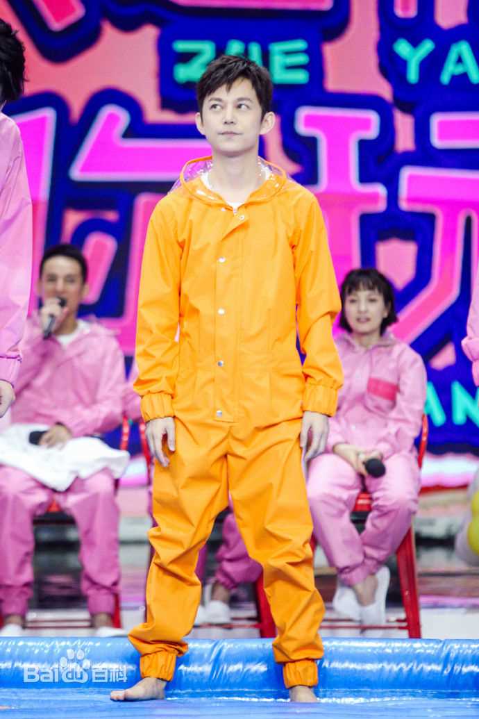 最新何炅(He Jiong)在主持《快乐大本营》中的壁纸