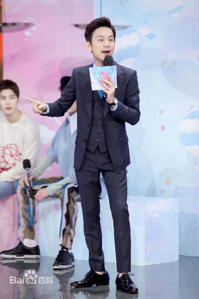 最新何炅(He Jiong)在主持《快乐大本营》中的壁纸