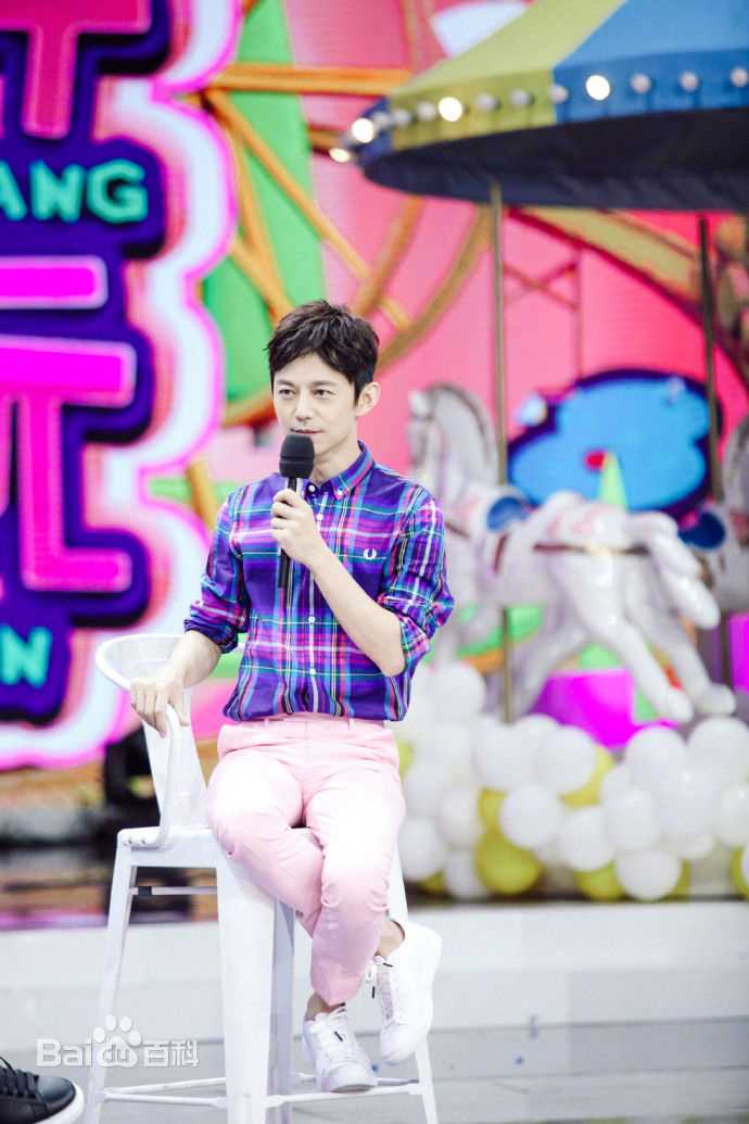 最新何炅(He Jiong)在主持《快乐大本营》中的壁纸