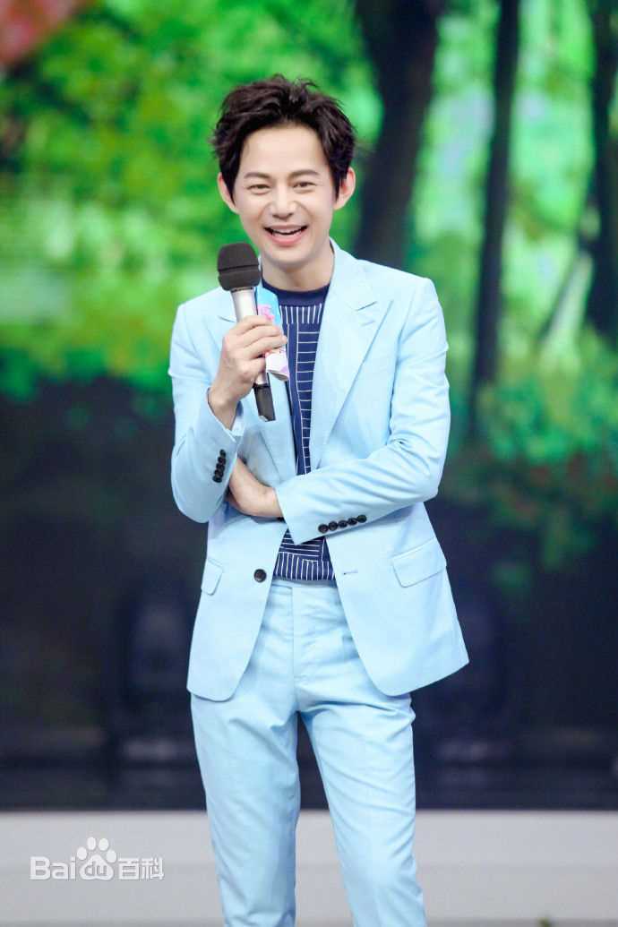 最新何炅(He Jiong)在主持《快乐大本营》中的壁纸