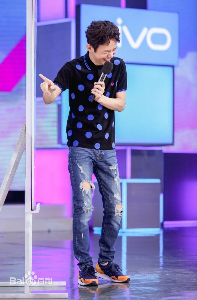 最新何炅(He Jiong)在主持《快乐大本营》中的壁纸