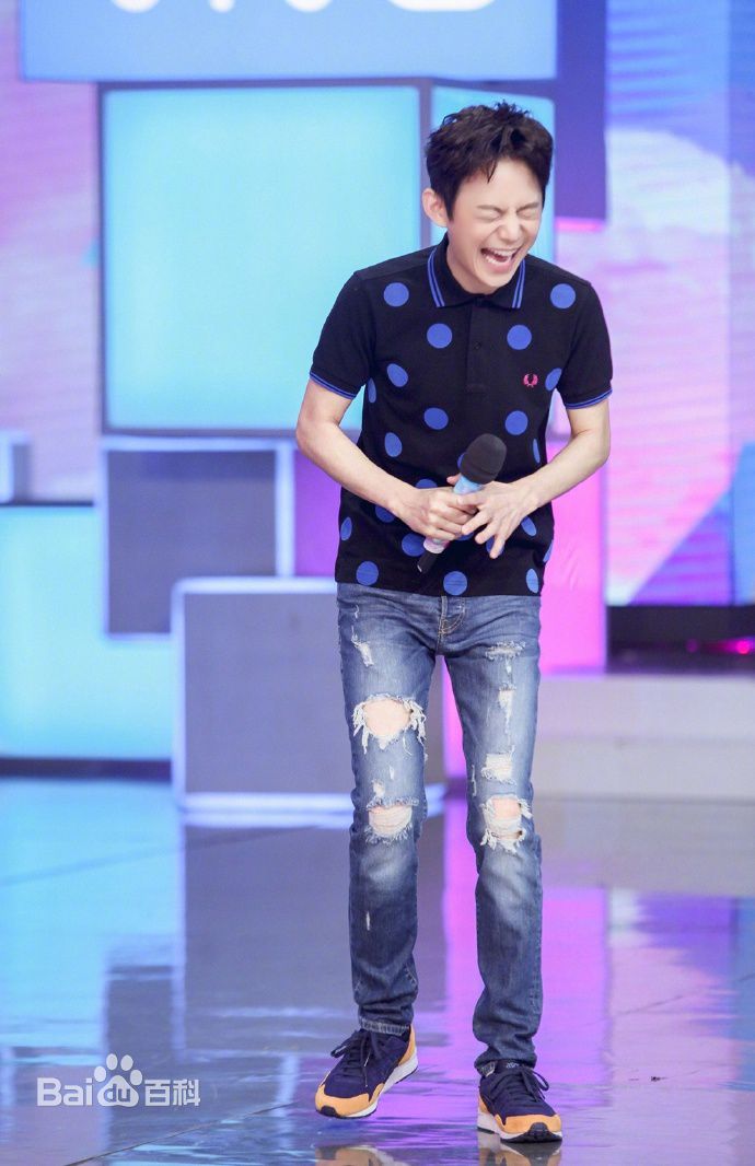 最新何炅(He Jiong)在主持《快乐大本营》中的壁纸