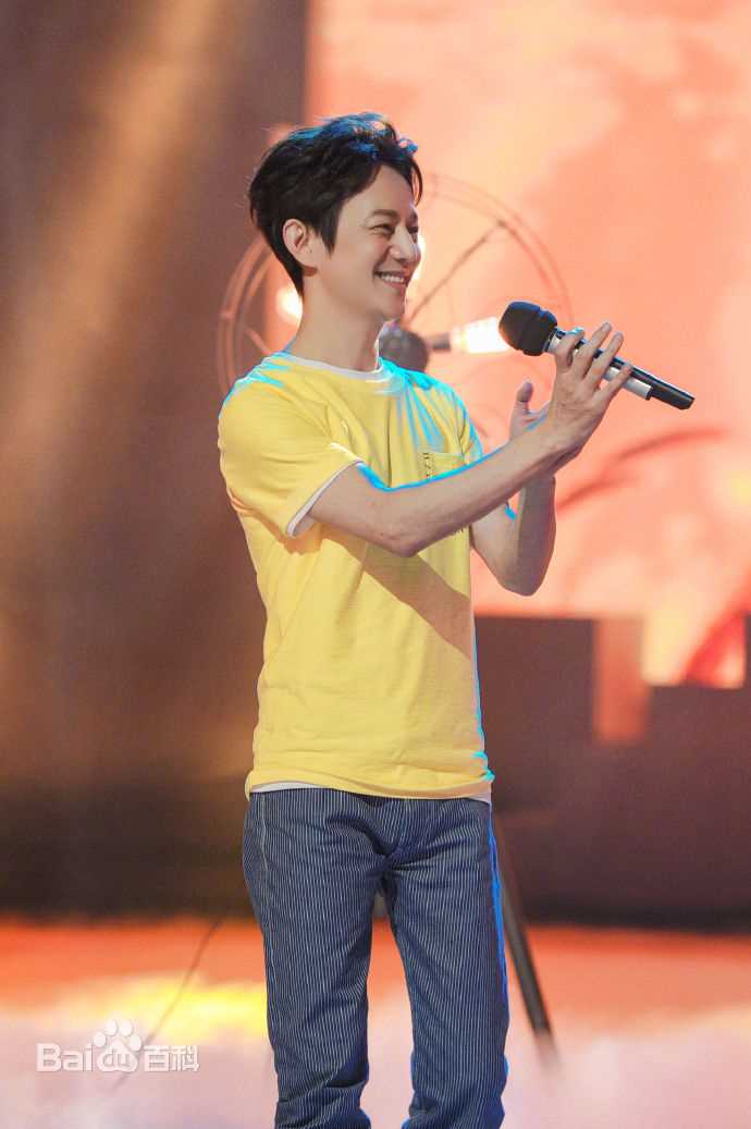 最新何炅(He Jiong)在主持《快乐大本营》中的壁纸