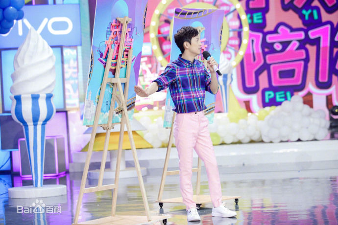 最新何炅(He Jiong)在主持《快乐大本营》中的壁纸