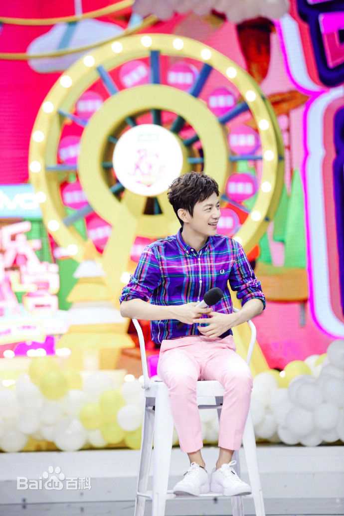 最新何炅(He Jiong)在主持《快乐大本营》中的壁纸