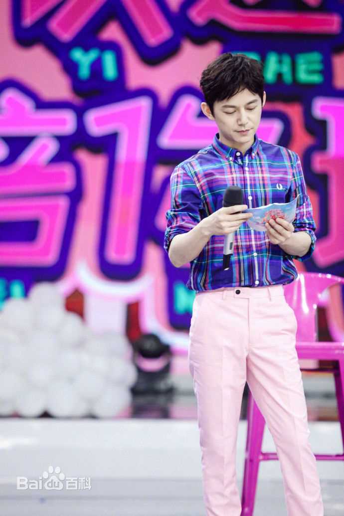 最新何炅(He Jiong)在主持《快乐大本营》中的壁纸