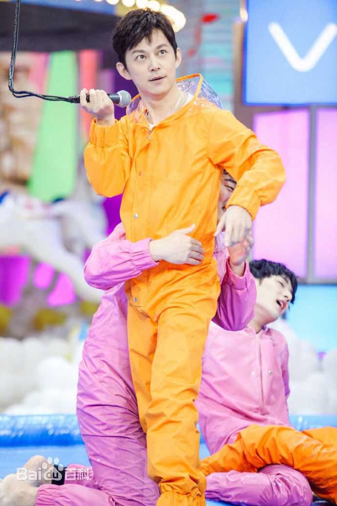 最新何炅(He Jiong)在主持《快乐大本营》中的壁纸