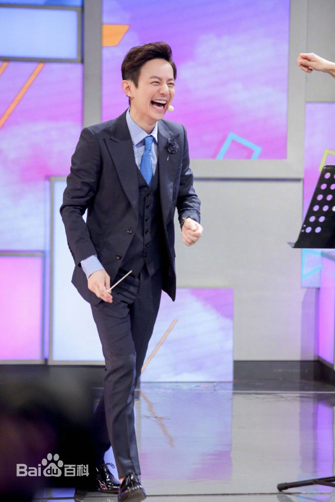 最新何炅(He Jiong)在主持《快乐大本营》中的壁纸