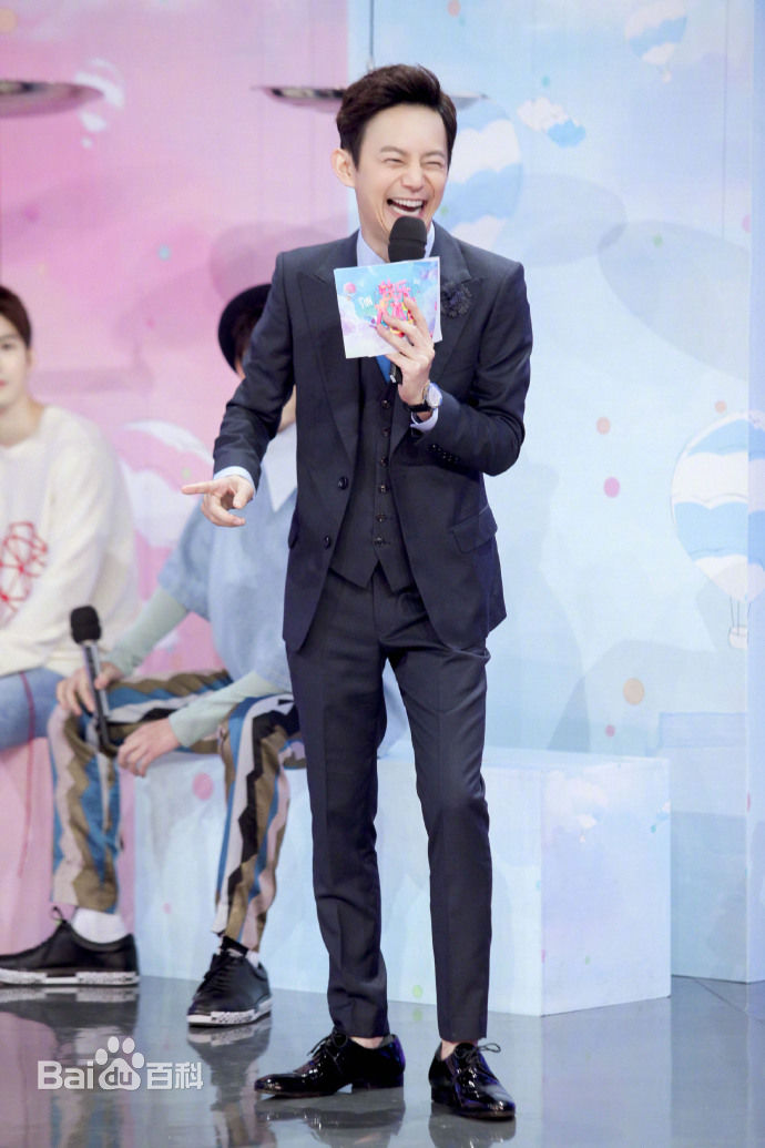 最新何炅(He Jiong)在主持《快乐大本营》中的壁纸