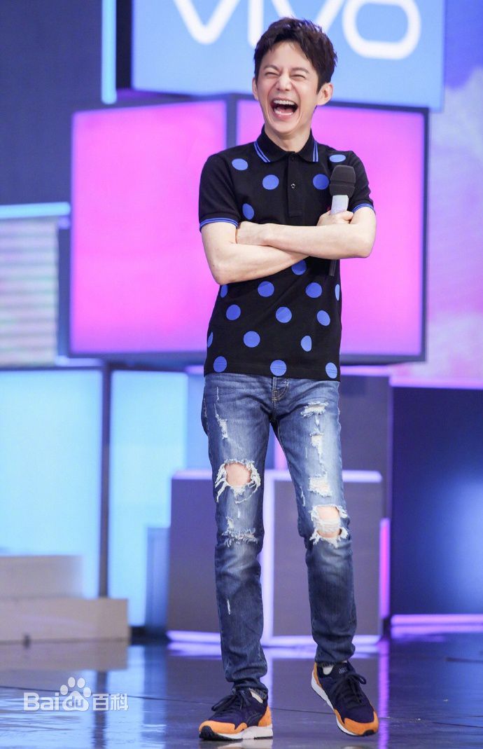 最新何炅(He Jiong)在主持《快乐大本营》中的壁纸