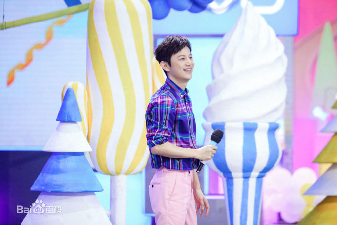 最新何炅(He Jiong)在主持《快乐大本营》中的壁纸