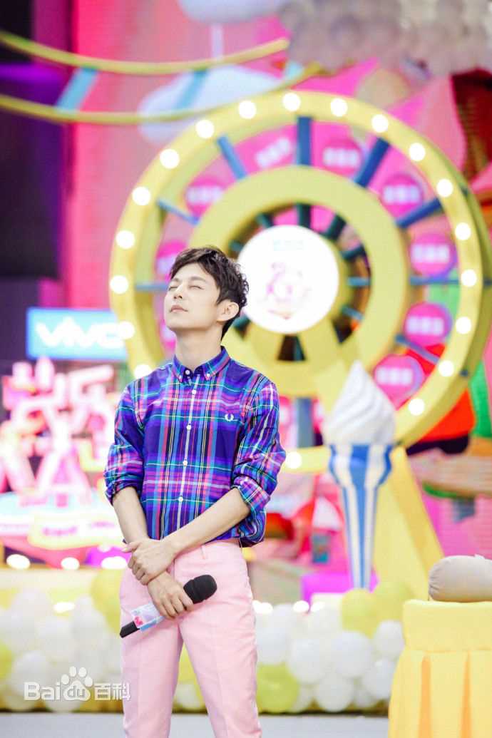 最新何炅(He Jiong)在主持《快乐大本营》中的壁纸