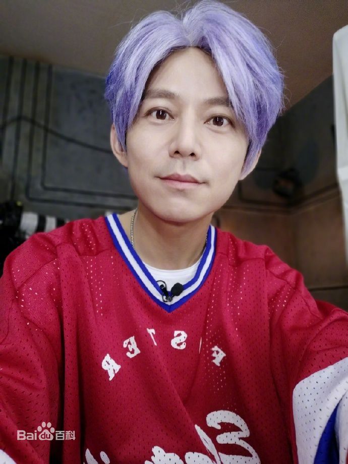 何炅(He Jiong)在主持《明星大侦探》中的