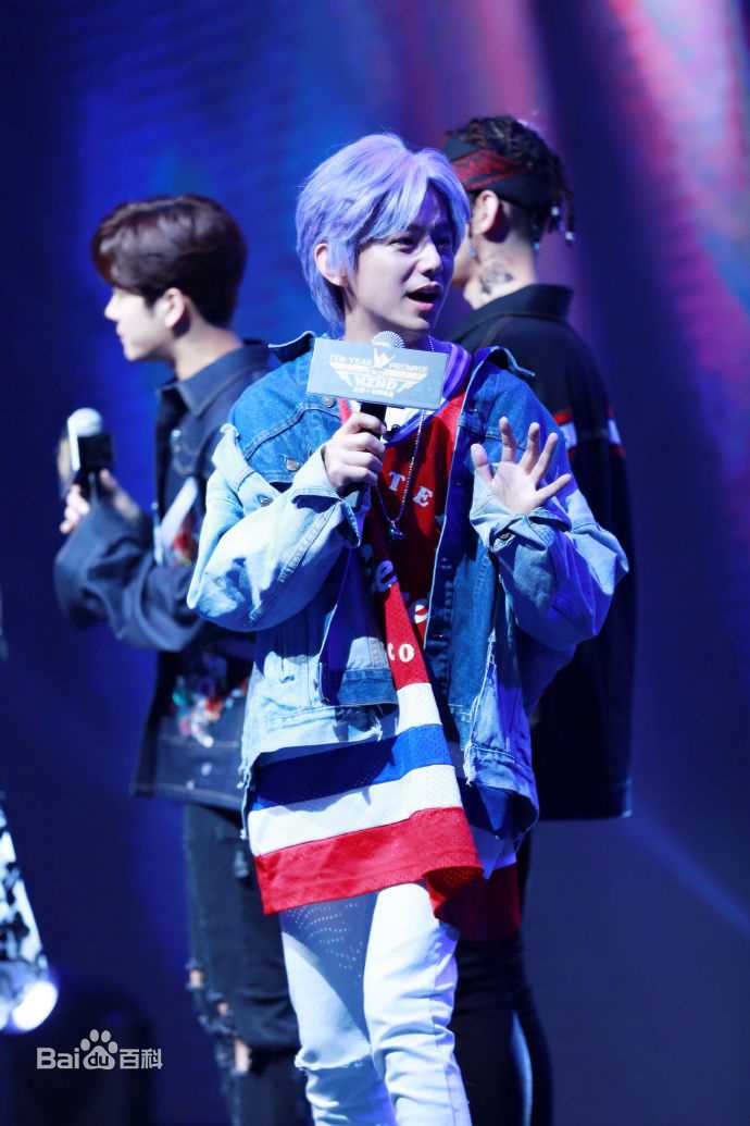 何炅(He Jiong)在主持《明星大侦探》中的