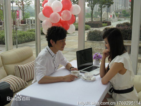 何炅(He Jiong)快乐购四周年代言图片图册